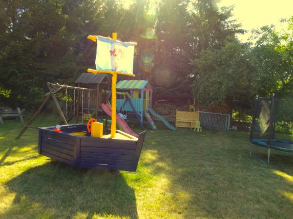 statek na placu zabaw