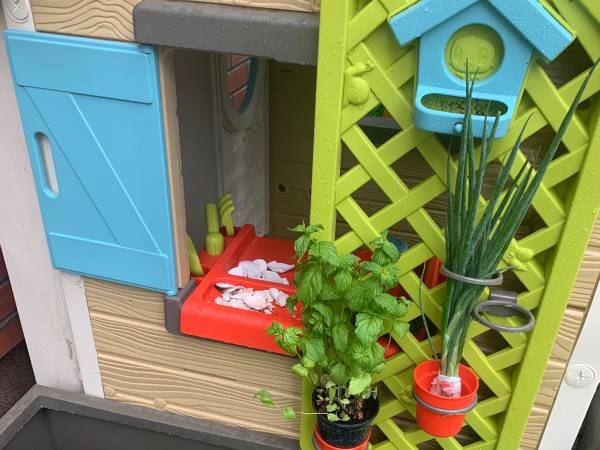 domek dla dzieci na placu zabaw