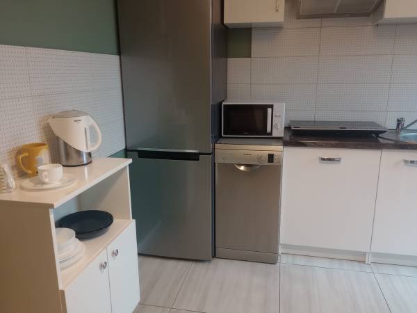 Kuchnia ze zmywarką na piętrze z wyjściem na balkon