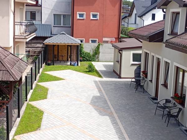 Widok na pawilon letni i podwórko