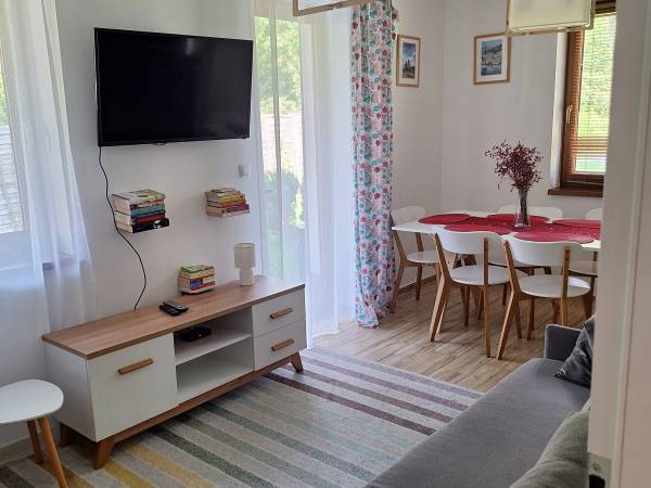 FOLK_salon_stół i wyjści na taras