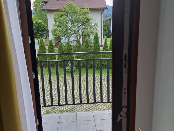 LEŚNY _wyjści na balkon z sypialni