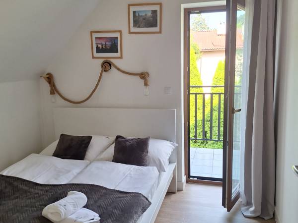 FOLK_1 sypialnia i wyjście na balkon