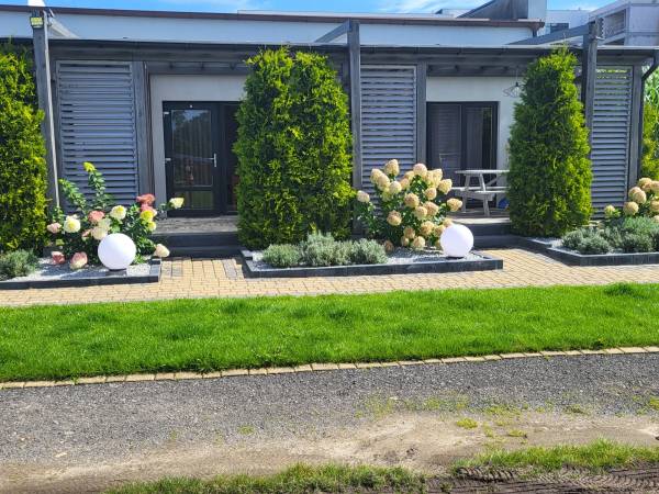 Pokoje 3 osobowe z wyposażonym aneksem kuchennym i łazienką Pokó posiada swój zadaszony taras 