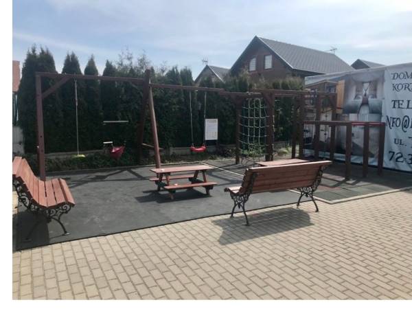 plac zabaw na bezpiecznej nawierzchni