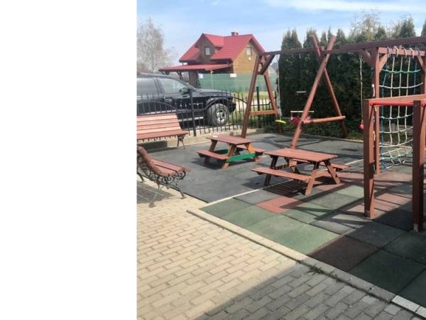 plac zabaw na bezpiecznej nawierzchni