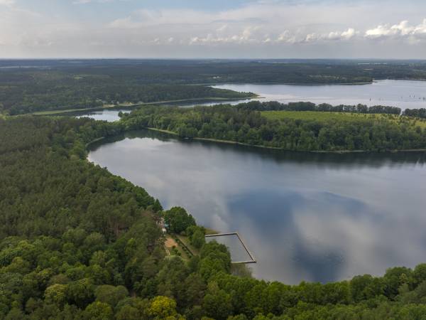 Widok z lotu ptaka na jezioro Siecino
