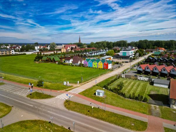 domki na tle miejscowości