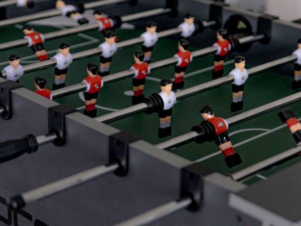 Piłkarzyki w sali zabaw