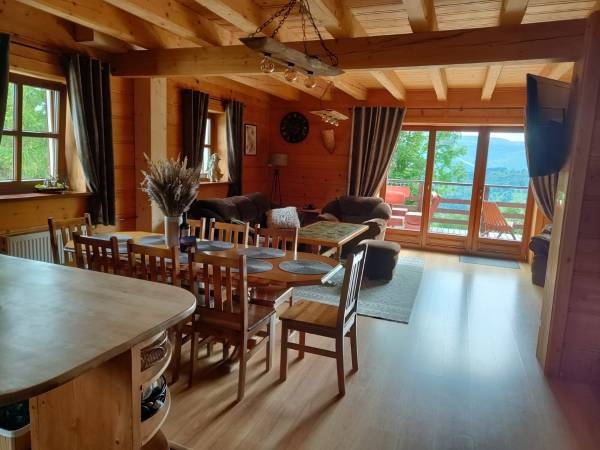 Salon z kuchnią i wyjściem na taras