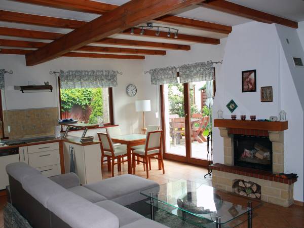 Przestronny salon ze stołem jadalnianym