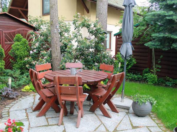 Słoneczny taras ze stołem i 6 krzesłami