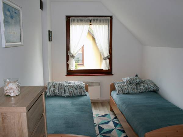 Sypialnia z dwoma pojedynczymi łóżkami