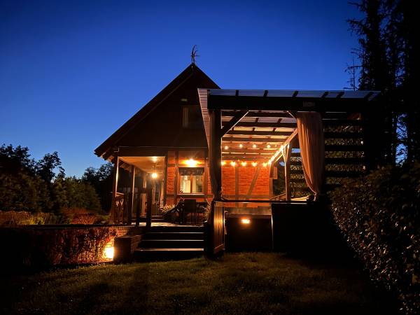 Domek i taras wieczorem