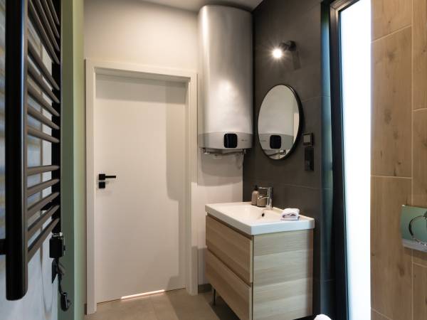 łazienka lustro umywalka