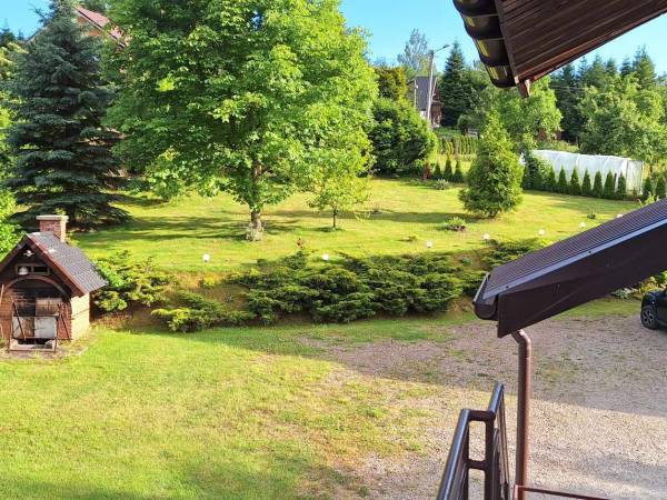 Widok z balkonu na ogród