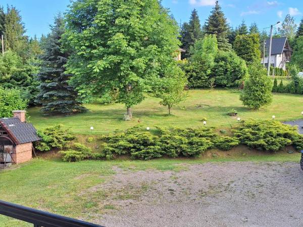 Widok na ogród z pokoju 2os I 3os na piętrze domu