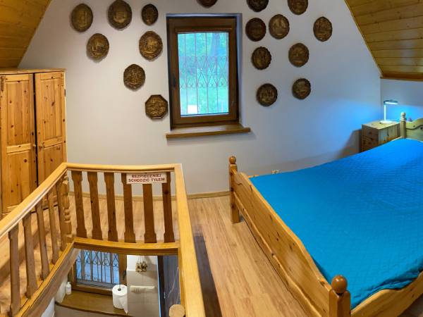 Sypialnia przechodnia na piętrze