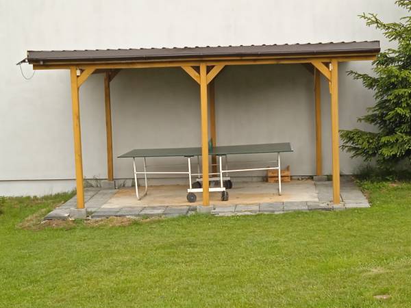 Wiata ze stołem do ping-ponga 