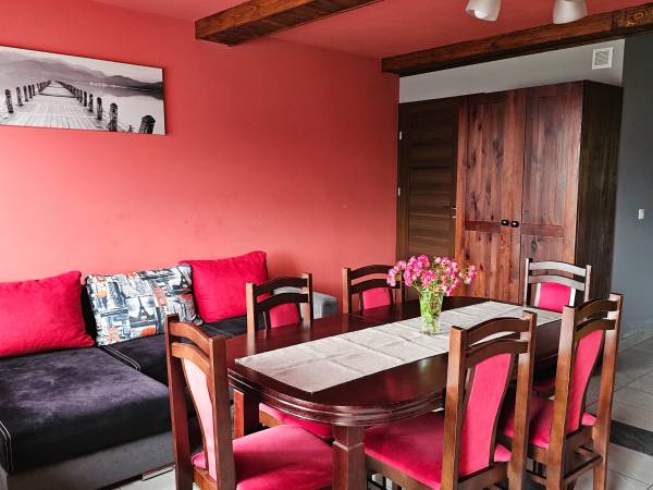 domek czerwony - salon