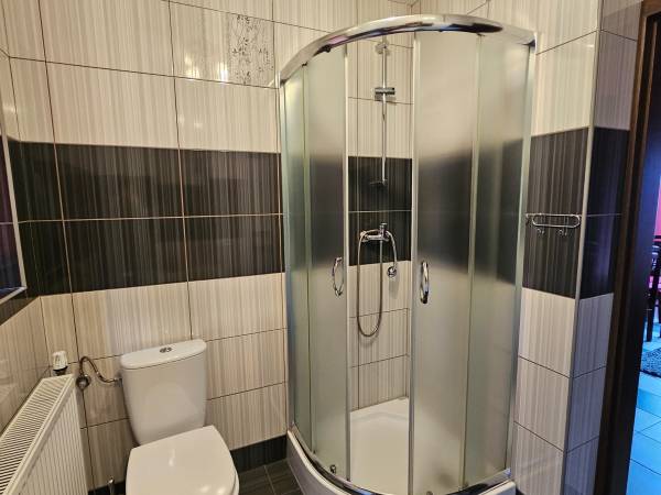 domek czerwony - łazienka