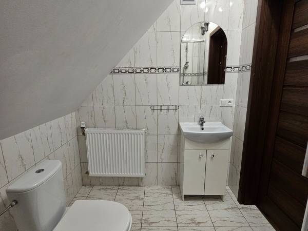 domek czerwony - łazienka