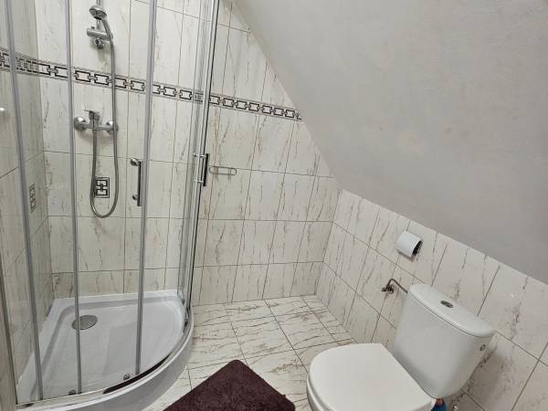 domek czerwony - łazienka