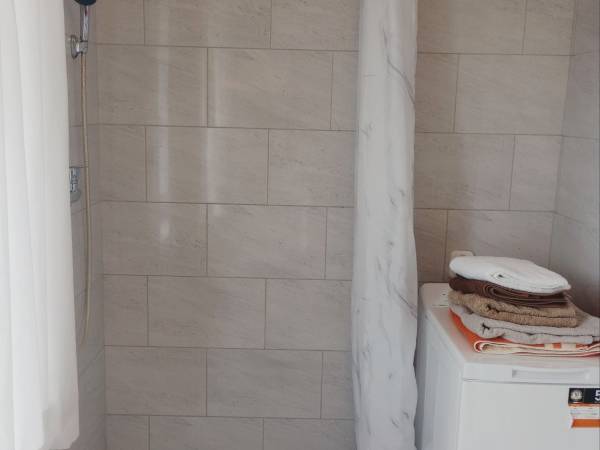 Pralka w łazience w mieszkaniu 3os.