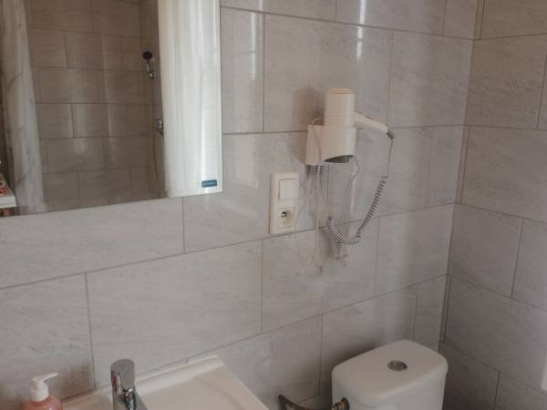 Łazienka w mieszkaniu dla 3 osób.