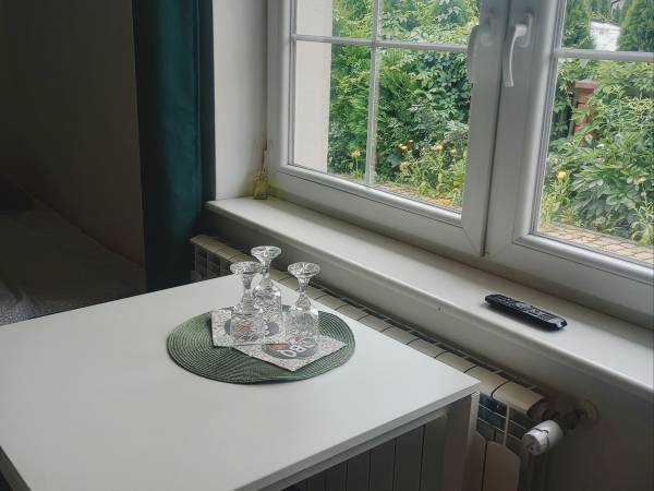 Przy stoliku z widokiem na zielony szpaler