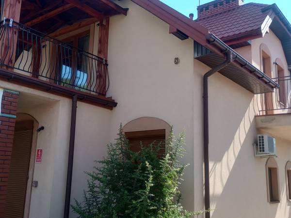 Dwa balkony, mniejszy przy kuchni.