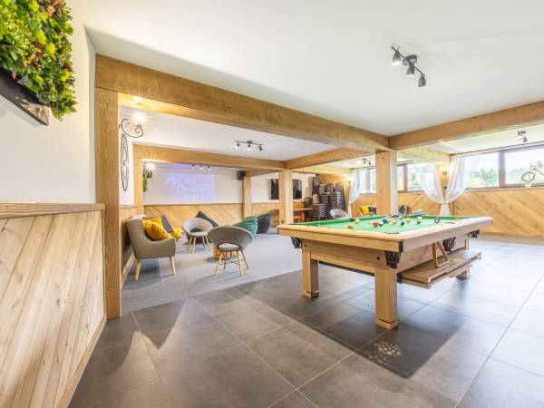 Sala rozrykowa z billardem