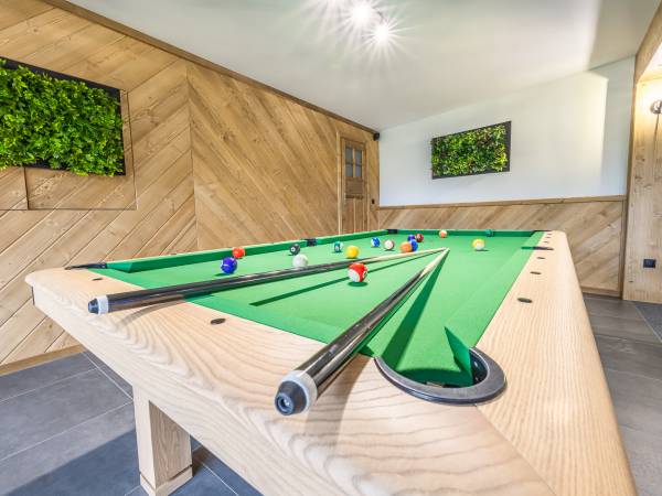 Sala rozrykowa z billardem