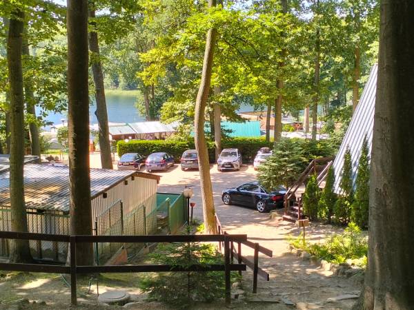 Parking, w oddali jezioro