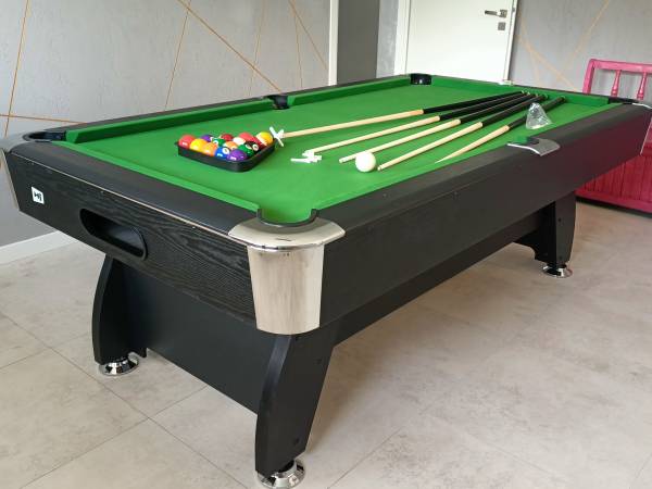 Bilard ogólnodostępny na dole budynku