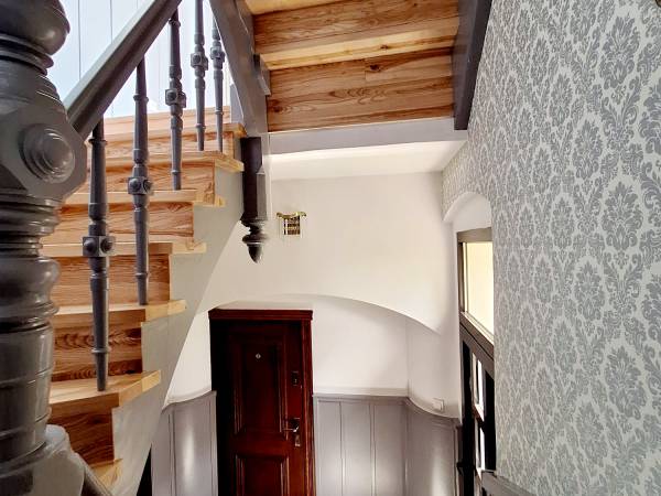 Klatka schodowa w głównym budynku