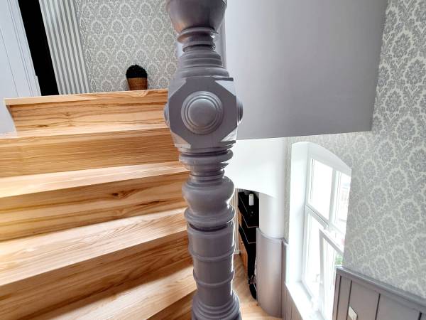 Klatka schodowa w głównym budynku