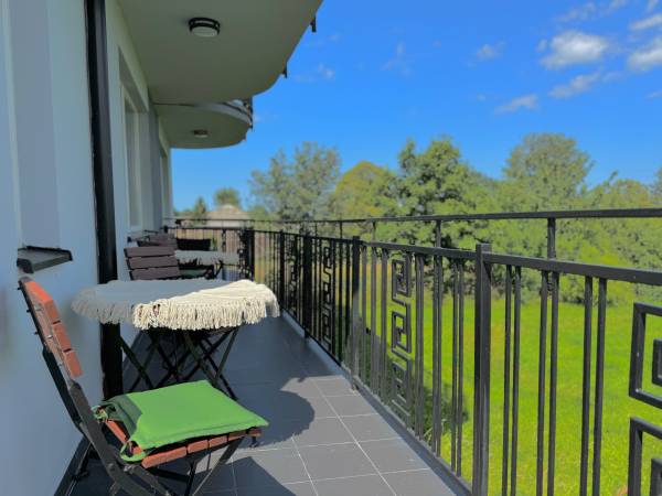 Wspólny taras z widokiem na morze i ogród 