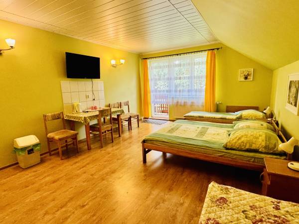 wnętrze pokój 2 z balkonem