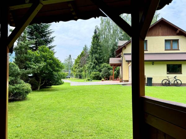 widok z altany na ogród