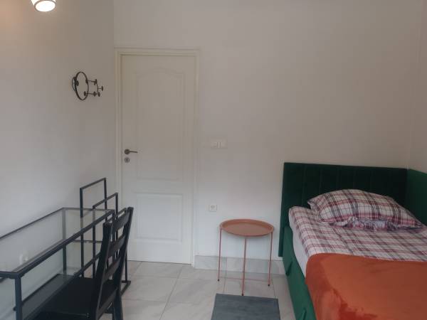 Pokój jednoosobowy z nowymi meblami. Łóżko z podwójnym wezgłowiem z weluru i wysokim materacem.