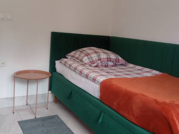 Pokój 1os. na parterze z widokiem na zielony gaj.