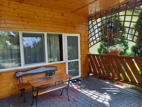 Zadaszenie Przed pokojem na parterze z bezpośrednim wyjściem na podwórko 