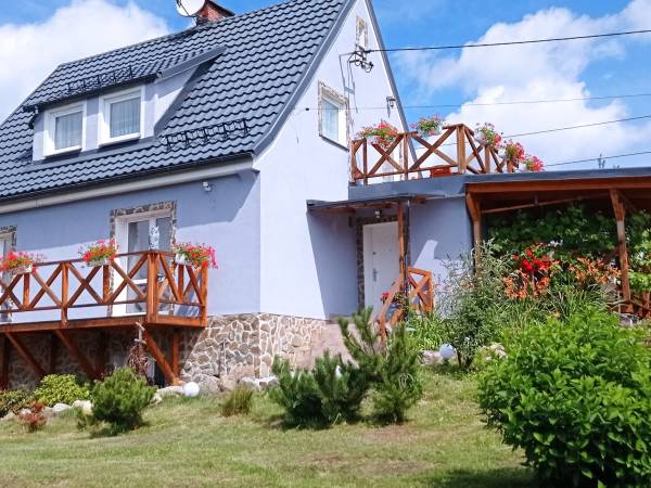 wido domu z boku tarasy