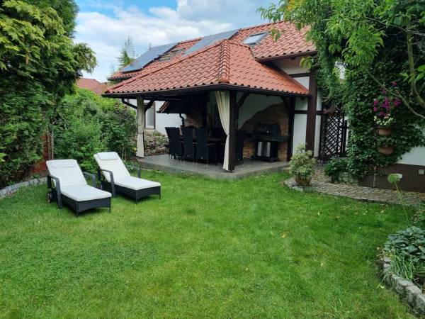 Domek z ogrodem w Sławie