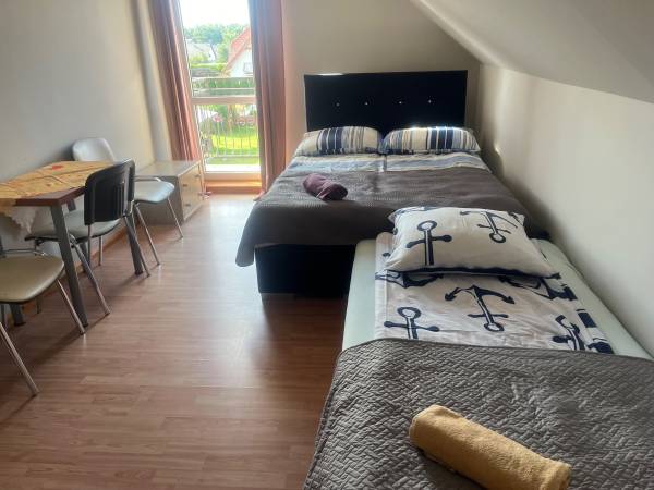 pokój 4 osobo z łazienką i balkonem