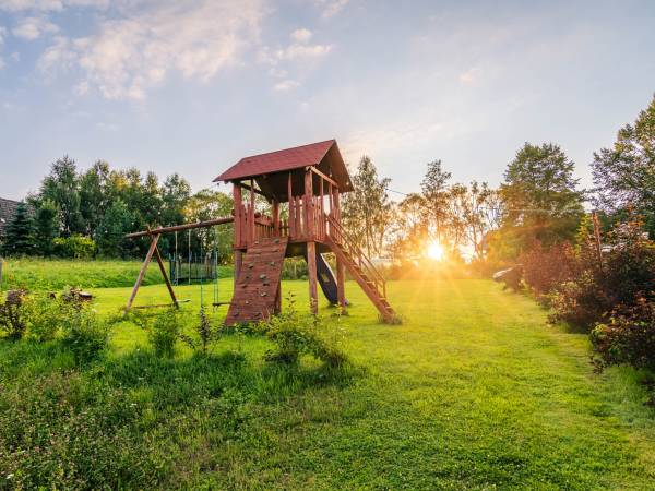Domek zabaw - Ścianka wspinaczkowa, huśtawki i zjeżdzalnia