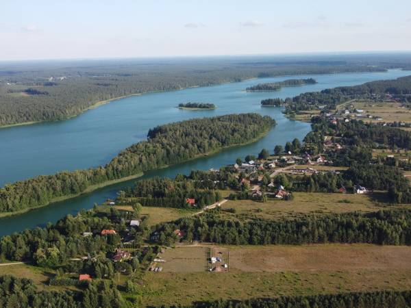 widok z lotu ptaka na jezioro Serwy