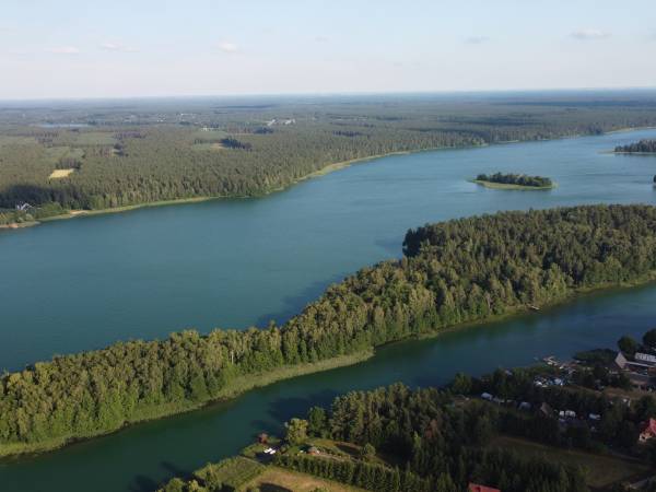 widok z lotu ptaka na wyspę Dębowo