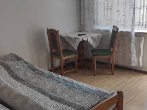 Pokój nr 7 z łazienką i balkonem, dwa pojedyncze łóżka 